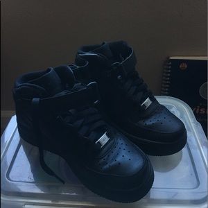 Black mid air force 1’s